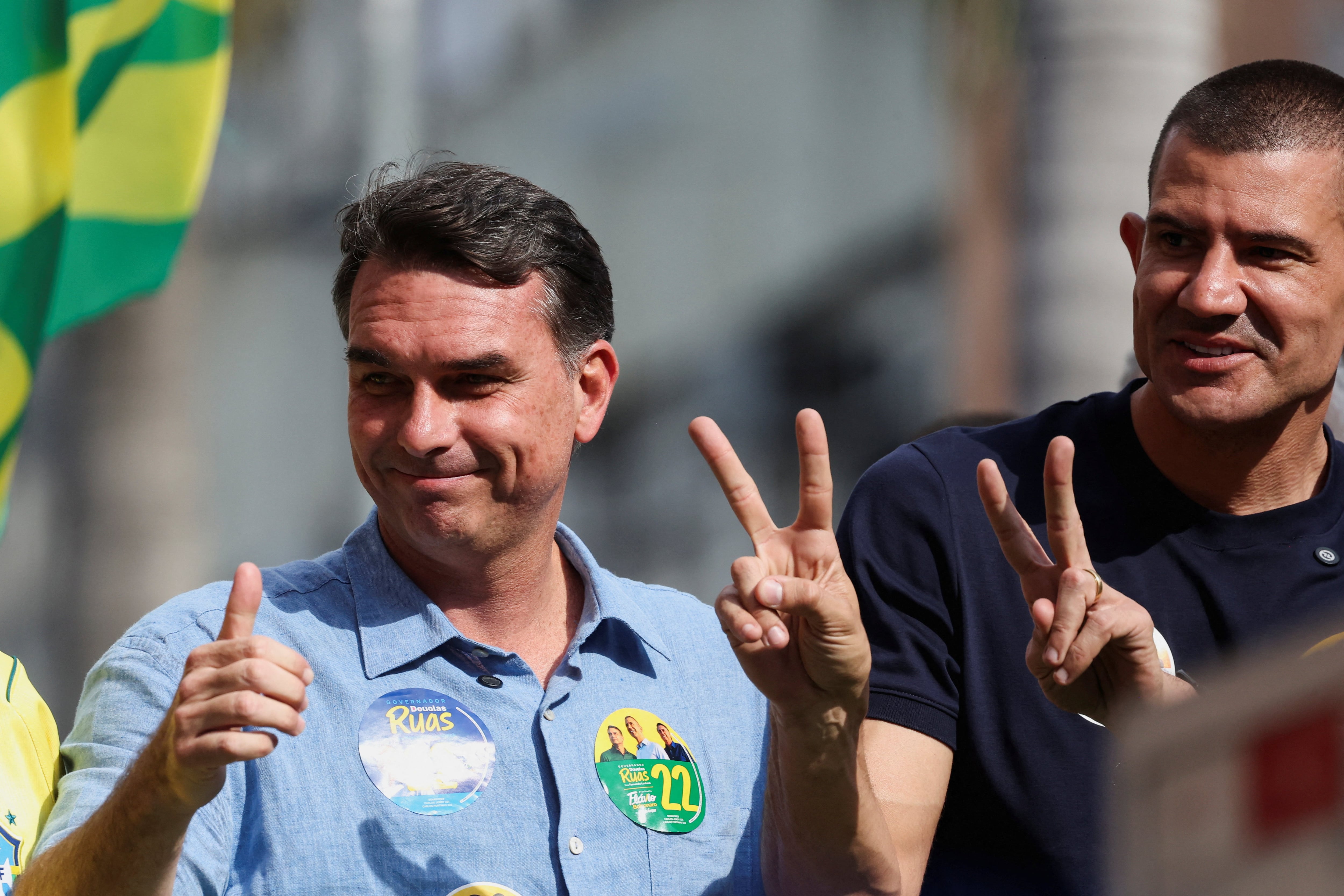 Flávio Bolsonaro busca llegar al poder para retomar las iniciativas lideradas por su padre, el expresidente Jair Bolsonaro - crédito REUTERS