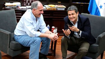 Nasry "Tito" Asfura (izquierda), alcalde