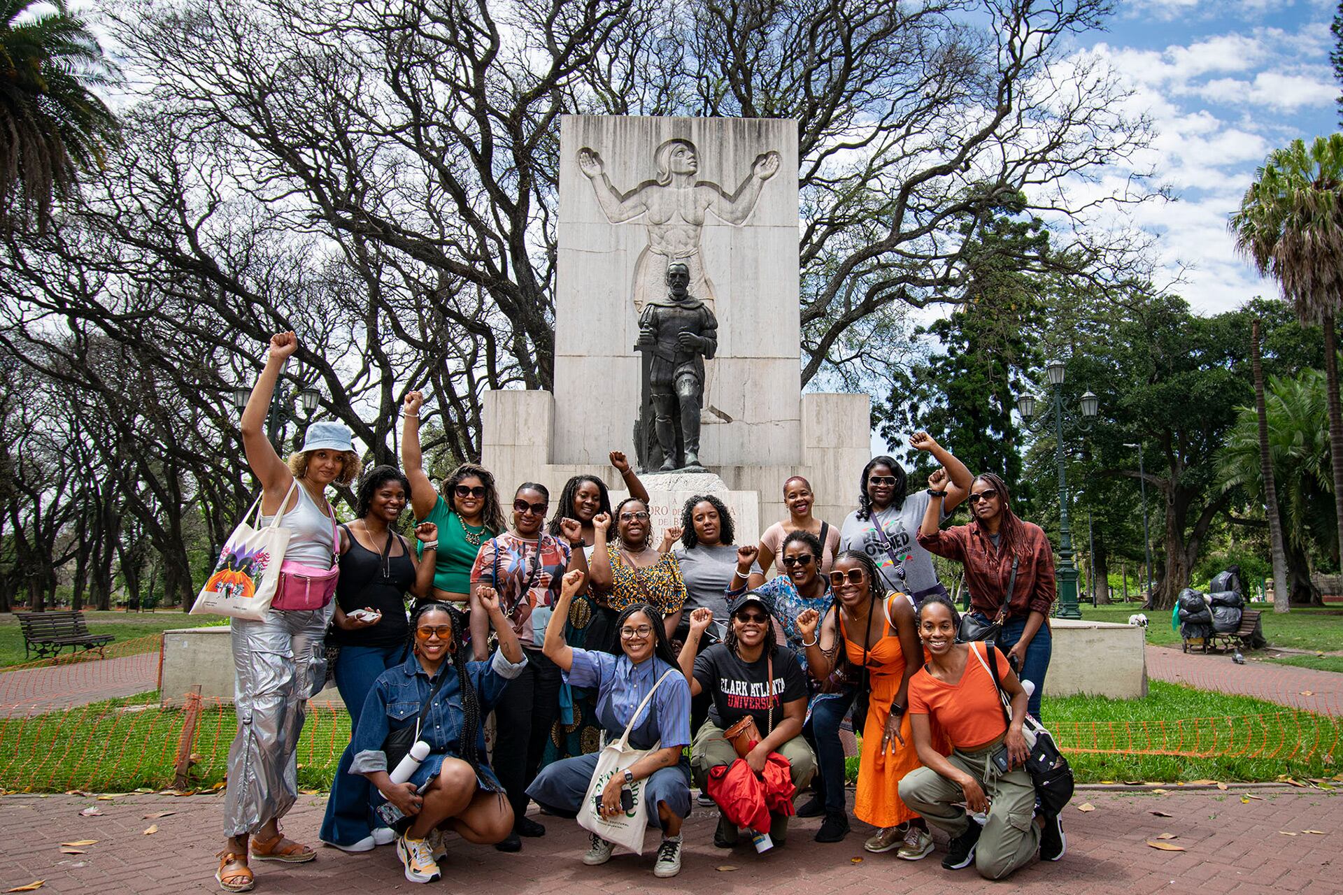 Una de las paradas del afro tour es el monumento a Pedro de Mendoza, en el Parque Lezama, donde la mujer querandí tallada detrás da pie para hablar sobre el borramiento de buena parte de la historia indígena del país y de la ciudad (Carla Guzmán)