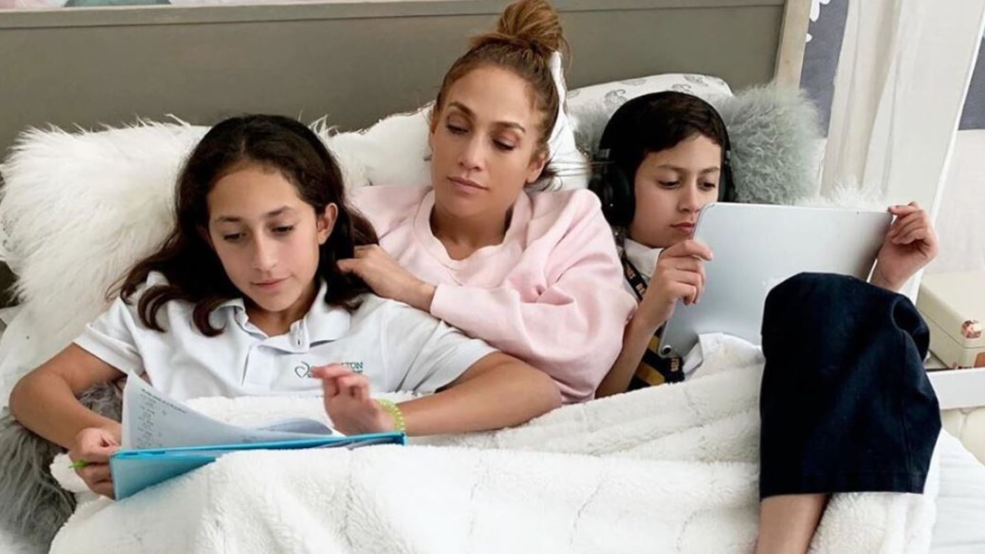 Jennifer Lopez admitió que sus hijos imitan las cosas buenas que ella hace.