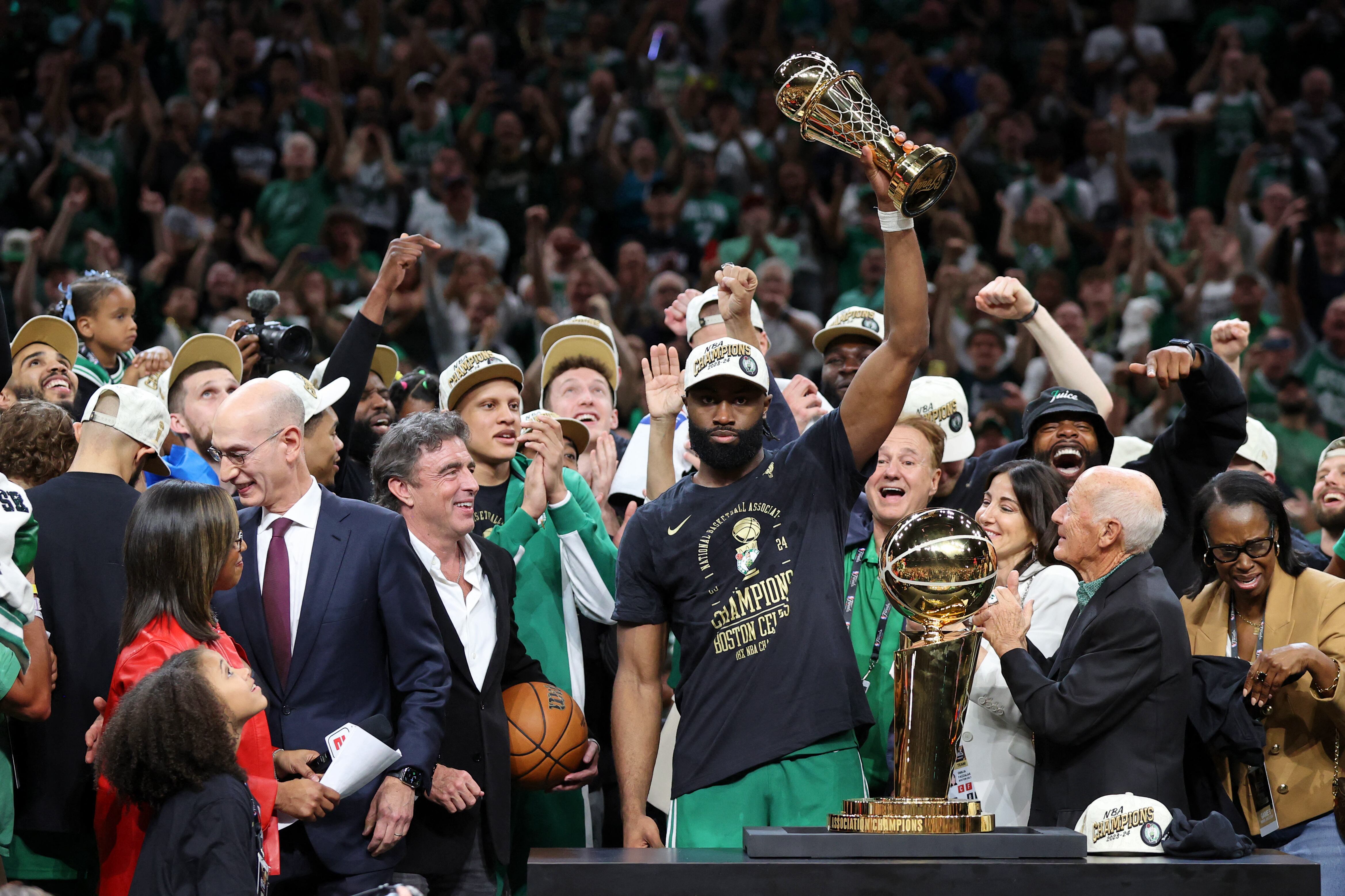 Jaylen Brown levanta el trofeo de campeón de la NBA con Boston Celtics. El alero además fue elegido como el MVP de las finales (Peter Casey-USA TODAY Sports