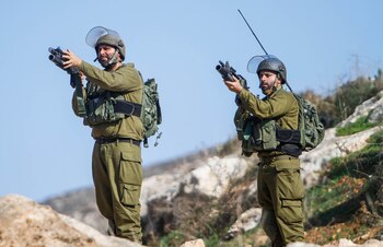 Soldados israelíes apuntan con sus