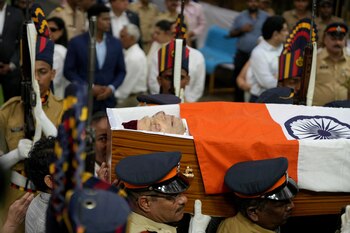 Agentes de policía llevan el