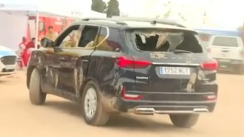 El coche en el que circulaba Pedro Sánchez al momento de su retirada (X)