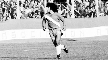 Una tarde de miércoles con aroma a domingo que cambió la historia del fútbol argentino: a 50 años del debut de Diego Maradona