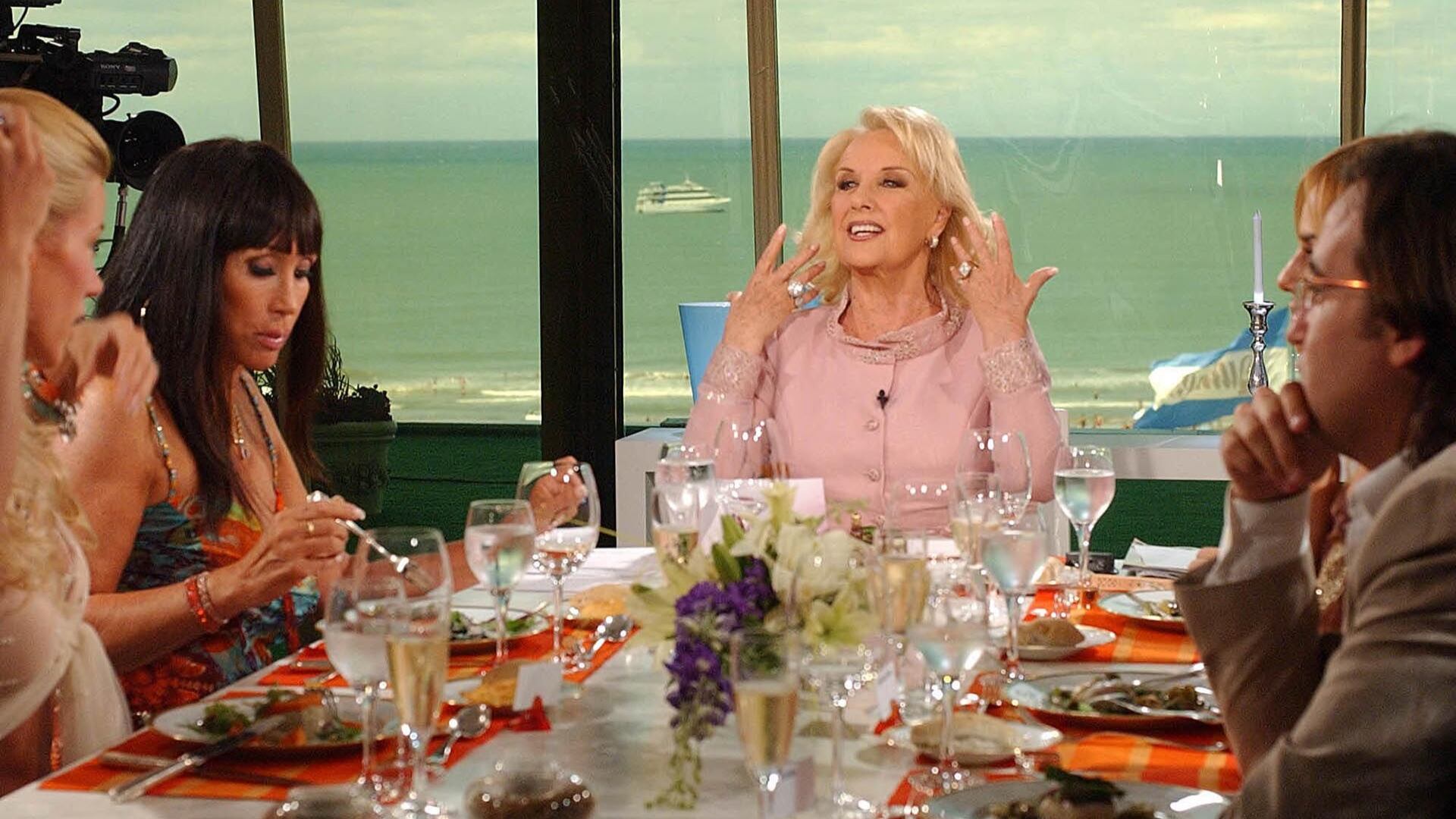 Mirtha Legrand, en 2006, comenzó su ciclo de almuerzos desde el hotel Costa Galana de Mar del Plata