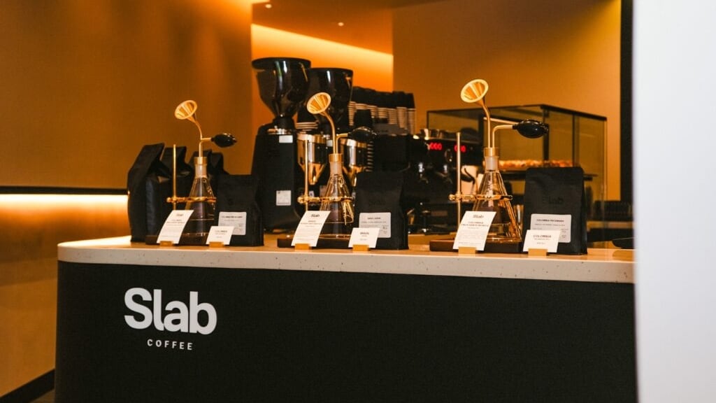 El Ministerio de Relaciones Exteriores informó que el fundador de SLAB Specialty Coffee, Shane Lee, aceptó integrar el producto nacional a su menú de especialidad tras un encuentro sostenido por el representante en ese mercado (Foto cortesía Ministerio de Relaciones Exteriores)