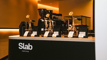 El Ministerio de Relaciones Exteriores informó que el fundador de SLAB Specialty Coffee, Shane Lee, aceptó integrar el producto nacional a su menú de especialidad tras un encuentro sostenido por el representante en ese mercado (Foto cortesía Ministerio de Relaciones Exteriores)