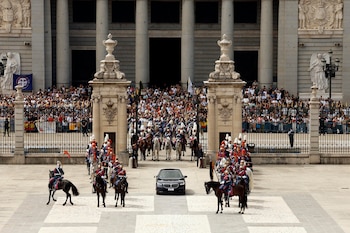 El coche del papa llega al Palacio Real en Madrid. (EFE)