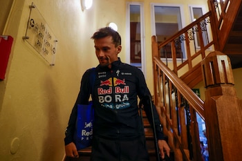 El ciclista esloveno del Red Bull Bora Primoz Roglic en el interior del hotel (EFE/ Javier Lizón)