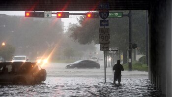El Servicio Meteorológico advierte de lluvias generalizadas con potencial de hasta 23 centímetros localmente en zonas de alto riesgo. (Kim Brent/The Beaumont Enterprise/AP)