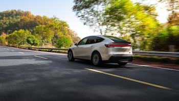 Tesla lanza el Model Y de seis asientos en Estados Unidos, con más espacio interior y autonomía