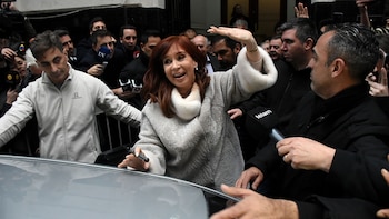 Cristina Fernández de Kirchner a la salida del Instituto Patria (Nicolás Stulberg)