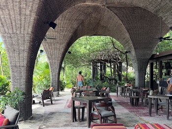 A arquitetura única do espaço gastronômico de Holbox, com arcos e plantas