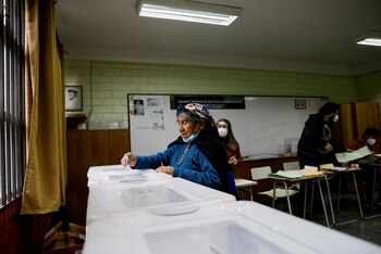 Una mujer mapuche votando en