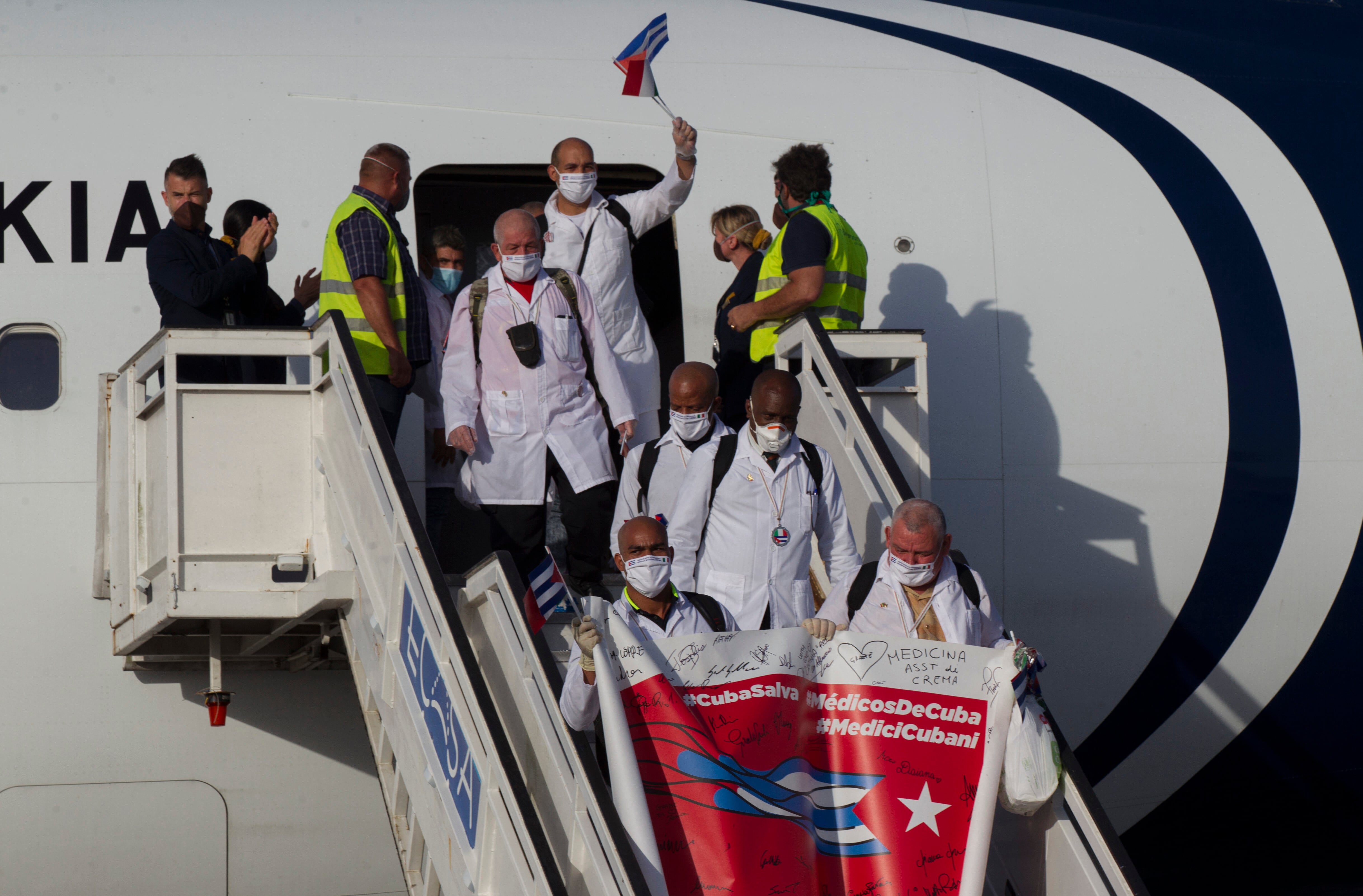 Médicos cubanos regresan al país luego de viajar a Italia (Ismael Francisco/Pool vía AP/Archivo)