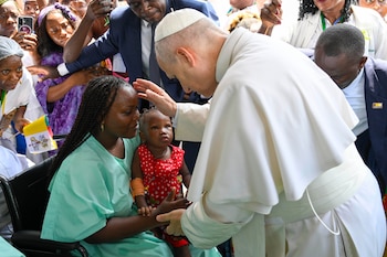 Una fotografía facilitada por Medios de comunicación de Vaticano muestra al papa León XIV durante su visita privada al Hospital Católico San Pablo de Douala, en Camerún, el 17 de abril de 2026. EFE/EPA/VATICAN MEDIA / SOLO USO EDITORIAL / NO VENTAS