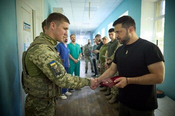 Volodimir Zelensky visita un hospital