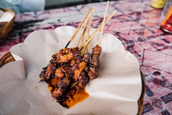 Sate kambing es la brocheta