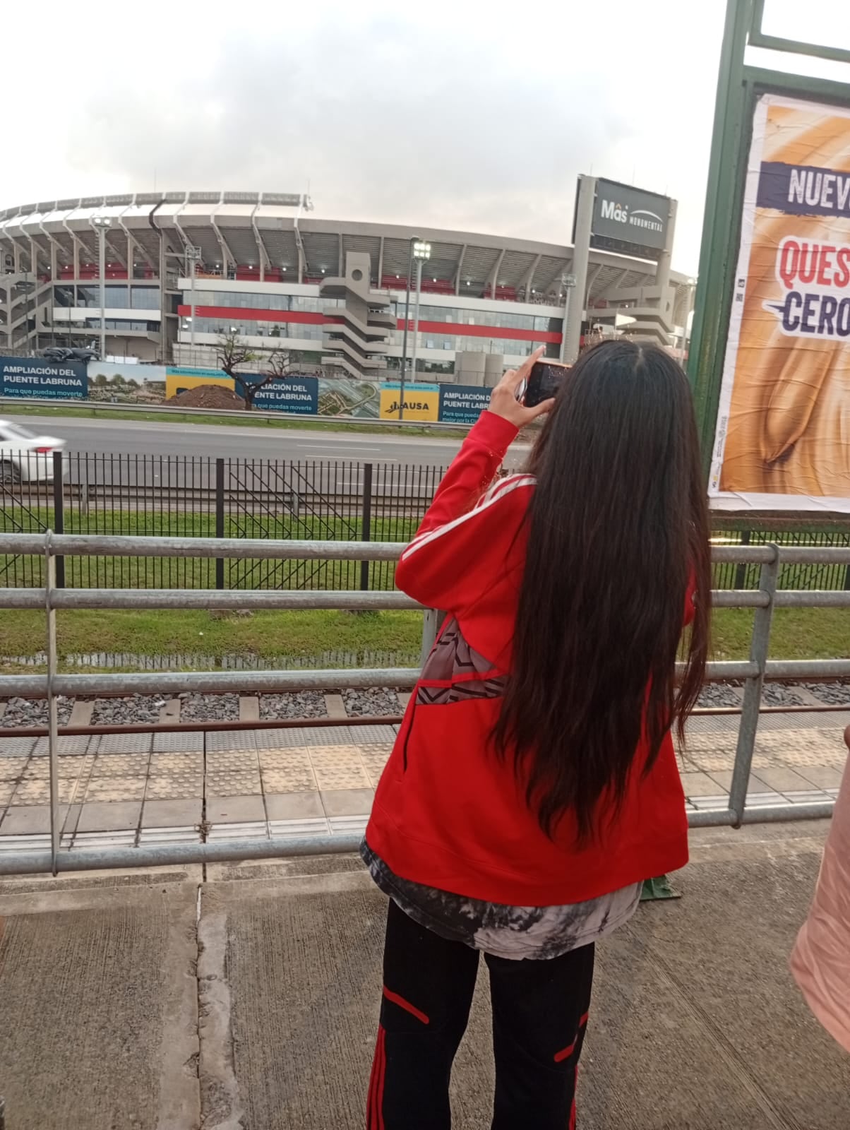 Delfina desea conocer el Estadio Monumental, caminar por sus pasillos, sentarse en la tribuna y gritar goles