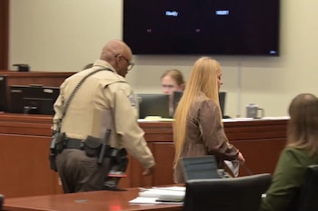 Imagen complementaria de Condenan a 10 años de prisión a exreina de belleza por la muerte de su hijo recién nacido en Kentucky