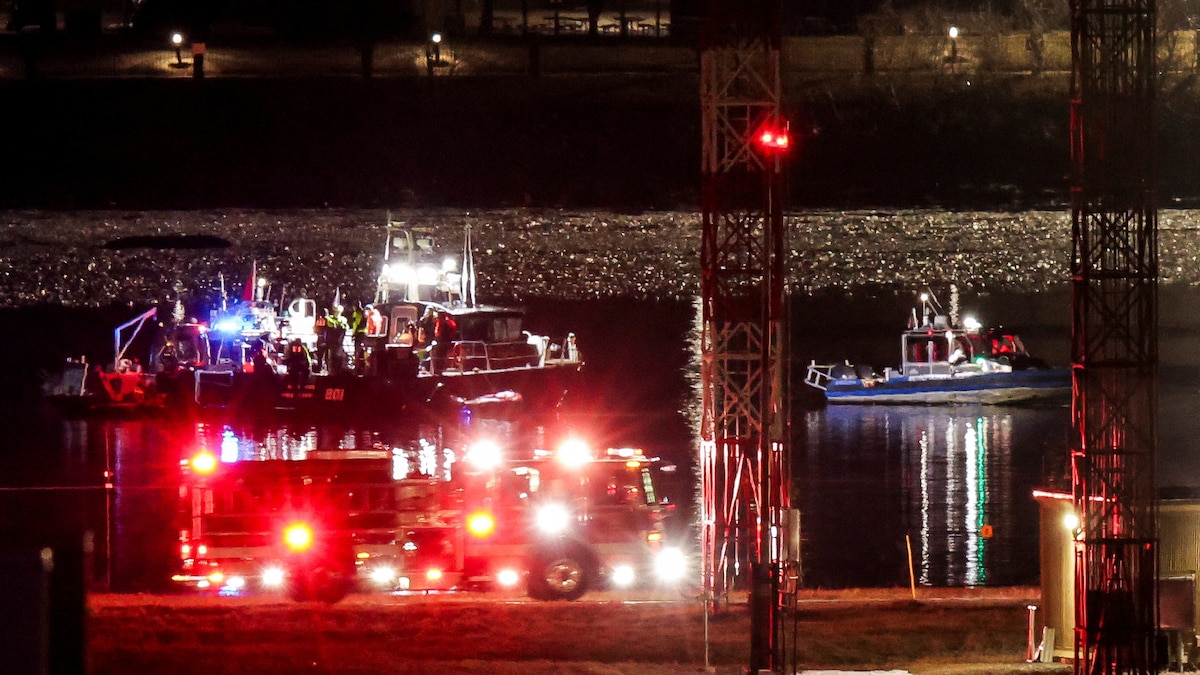 Chocaron un avión comercial y un helicóptero militar en Washington DC: dramática búsqueda y rescate de 67 pasajeros en las aguas heladas del río Potomac
