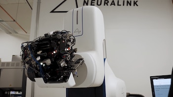 Así es el nuevo robot de Elon Musk que puede navegar por todo tu cerebro