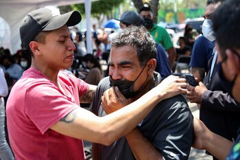 El Gobierno de CDMX declaró duelo oficial por tres días ante el descarrilamiento de un convoy en la Línea 12 del Metro (Foto: Reuters / Edgard Garrido)