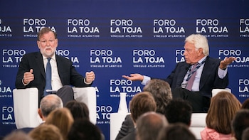 Mariano Rajoy y Felipe González piden elecciones a Pedro Sánchez y el socialista bromea: “Si digo yo que las hay que convocar, no se convocan”