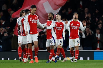 Arsenal goleó 5-1 al Manchester City y quedó como escolta del Liverpool (Reuters/Peter Cziborra)
