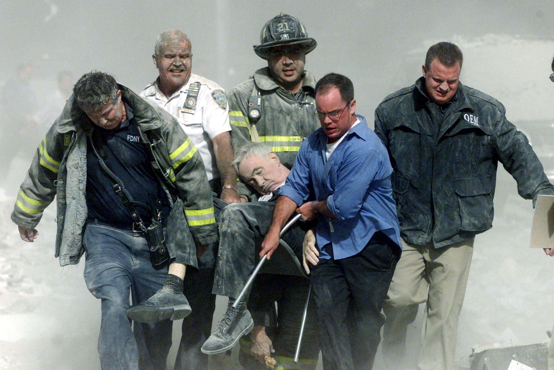 Armas y Buckley no estaban en servicio de protección ese día: habían acudido al 7 World Trade Center para una reunión de rutina. Entraron a la Torre Norte por iniciativa propia, sin recibir ninguna orden (REUTERS/Shannon Stapleton/File Photo)