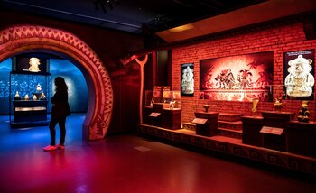 Un visitante recorre parte de