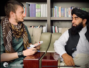 Claudio Locatelli junto a Zabihullah