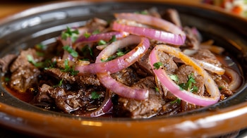 El bistec encebollado resalta por