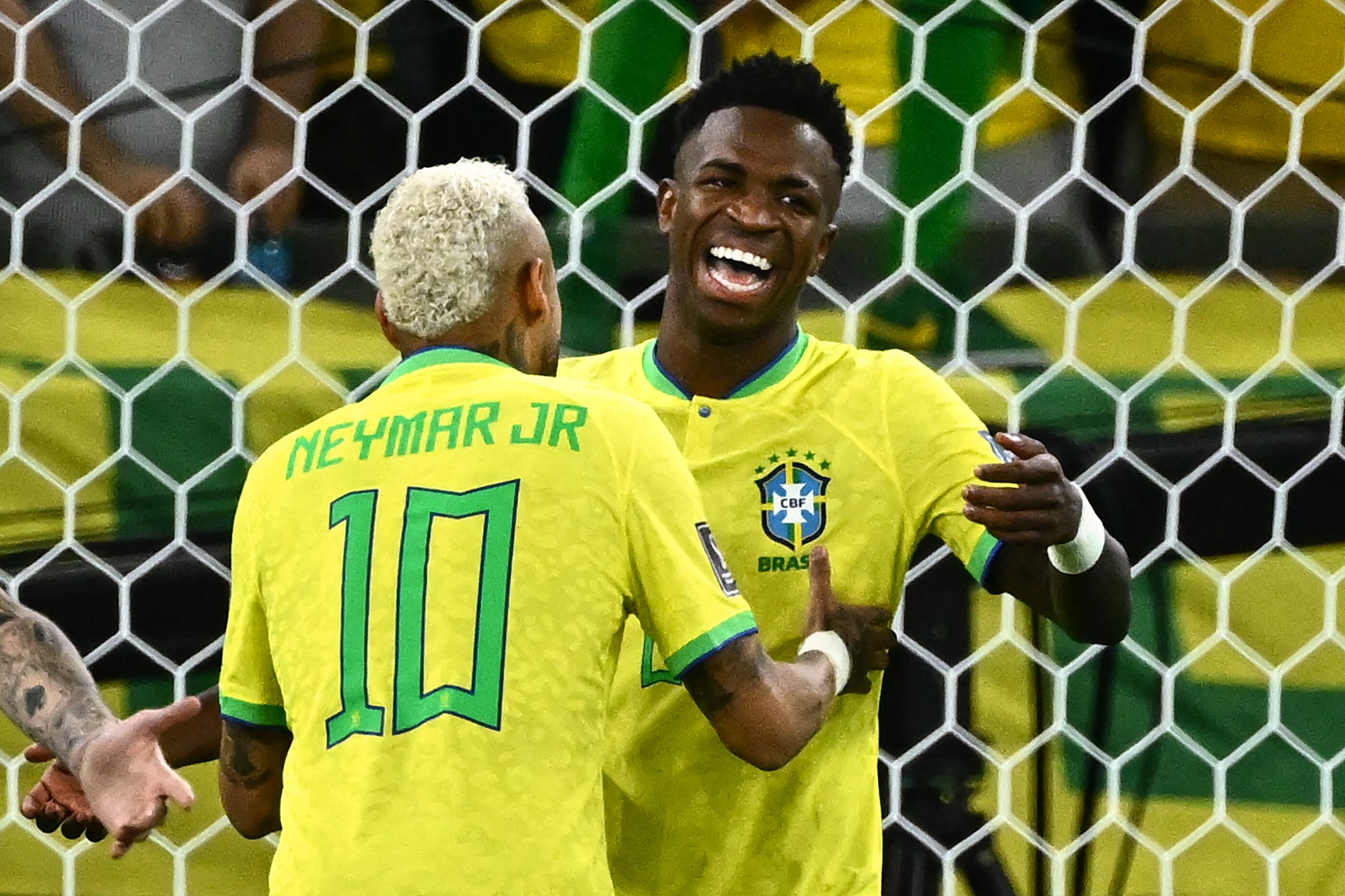 El grandioso gesto de Vinicius Júnior con Neymar de cara a la participación de Brasil en el Mundial 2026 (Photo by Jewel SAMAD / AFP)