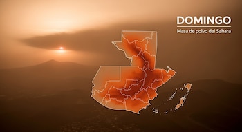 Un mapa de Guatemala con regiones sombreadas en rojo sobre un paisaje montañoso anaranjado y el sol poniente, con texto DOMINGO Masa de polvo del Sahara.