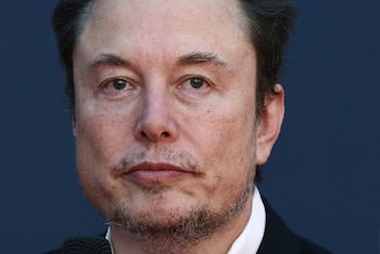 Elon Musk supo cultivar distintas vías de escape que lo salvaron de la depresión extrema, crisis existenciales y guiaron su rumbo tecnológico. (REUTERS/Guglielmo Mangiapane/File Photo)