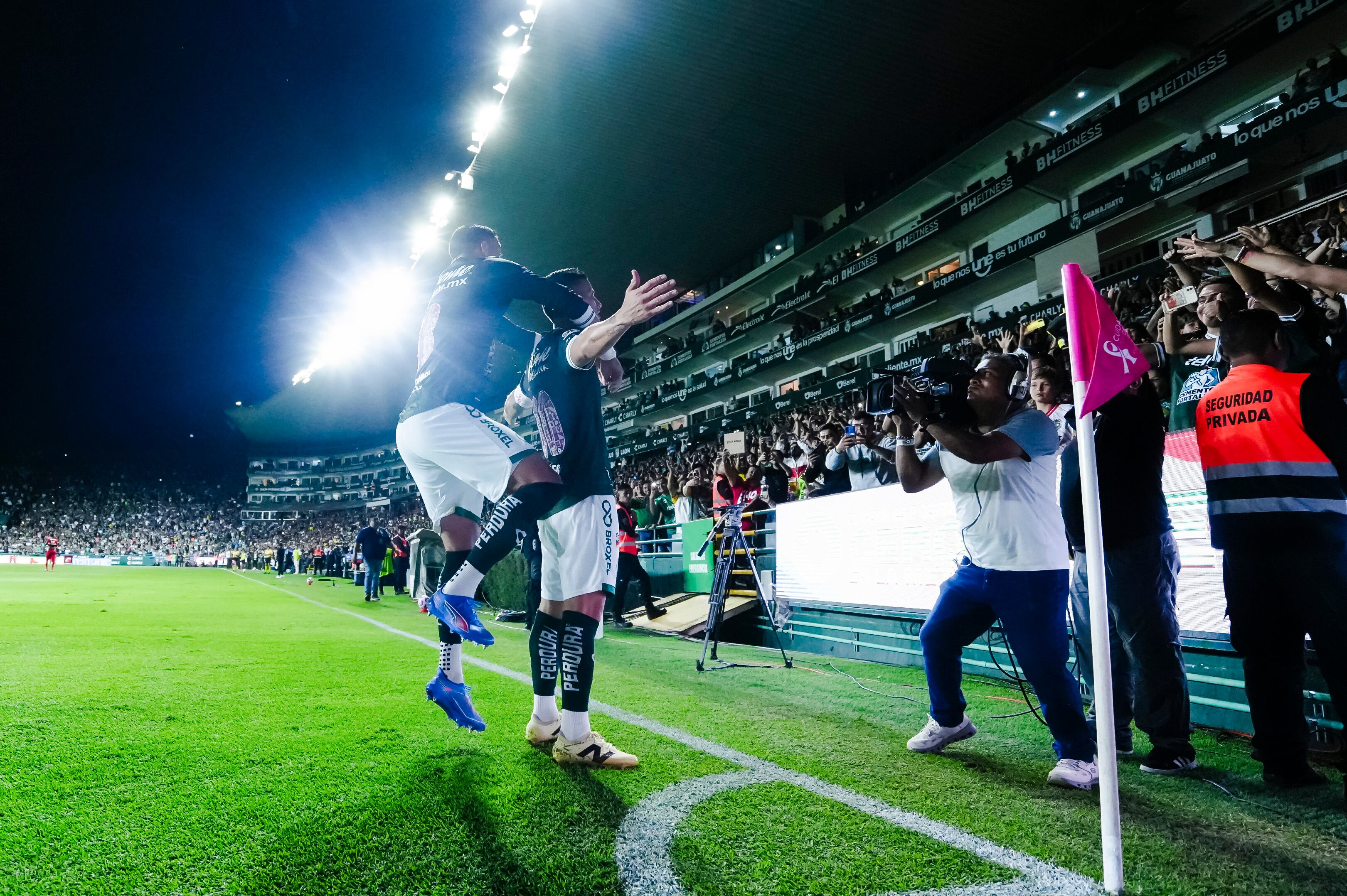 James Rodríguez celebrando un gol ante Toluca por la Liga MX - crédito Club León