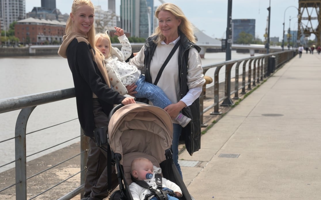 Del Obelisco a Puerto Madero, el primer paseo de Daniela Christiansson con su madre y sus hijos tras regresar al país