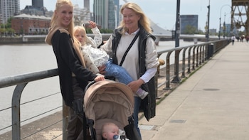 Del Obelisco a Puerto Madero, el primer paseo de Daniela Christiansson con su madre y sus hijos tras regresar al país