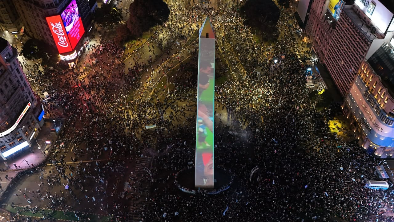 Hay cerca de siete mil personas en el Obelisco en las primeras horas tras el final del partido