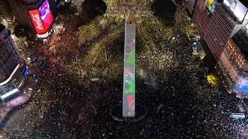 Pese a la derrota de Argentina, miles de personas se concentran en el Obelisco: las fotos desde el dron de Infobae