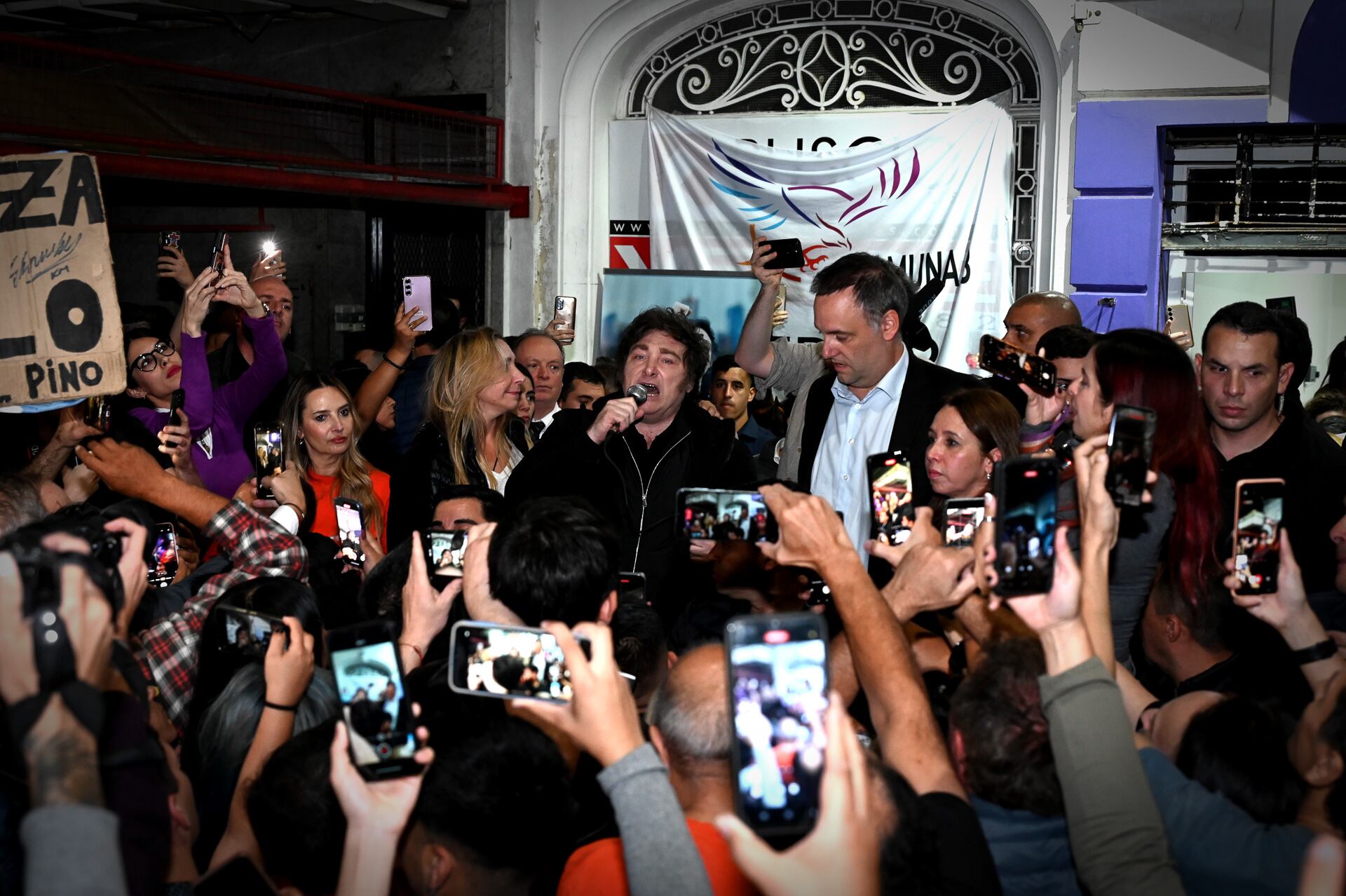 Javier Milei junto a Manuel Adorni en Villa Lugano (Foto: RS Fotos)