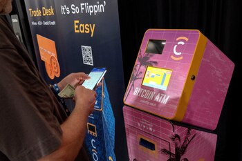 Un cajero para comprar criptomonedas. (EFE/Cristobal Herrera)