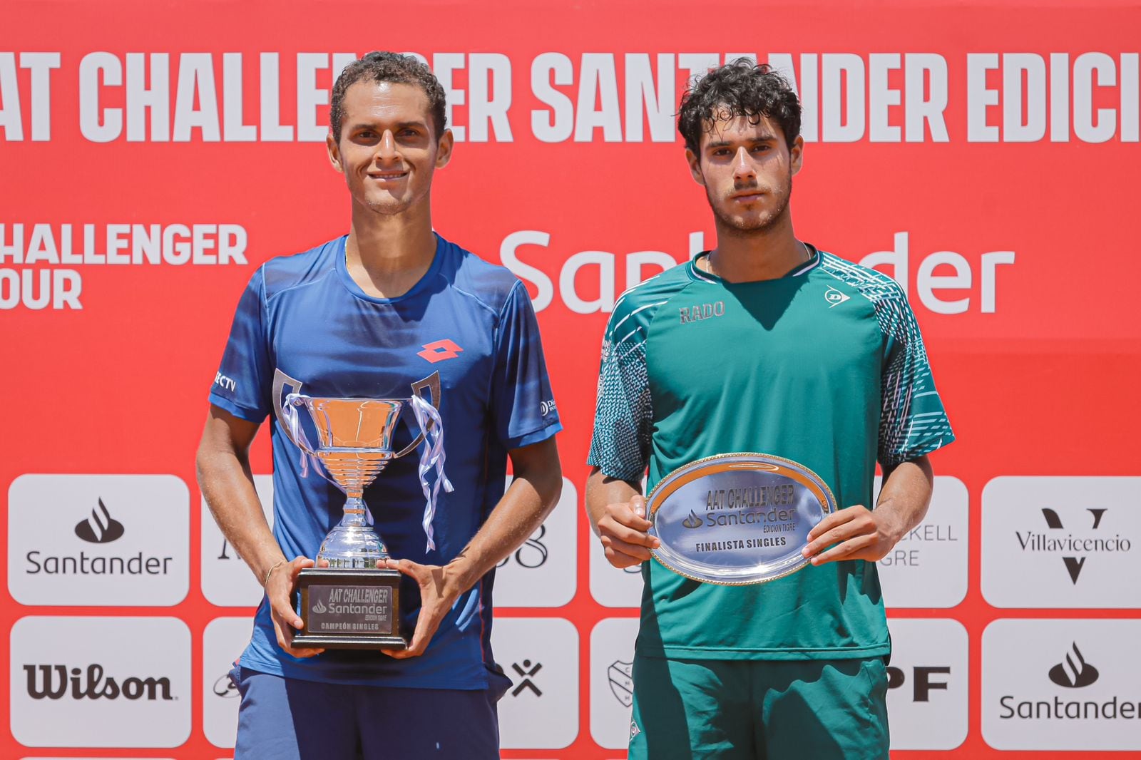 Juan Pablo Varillas junto a Daniel Vallejo en l premiación del Challenger de Tigre 2025.