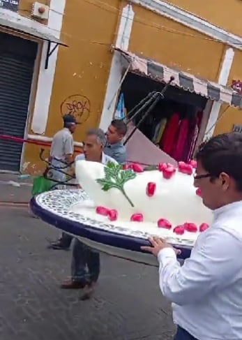 La aparición de una enorme figura inspirada en el tradicional platillo poblano generó bromas entre internautas justo al comenzar la temporada de fiestas patrias.