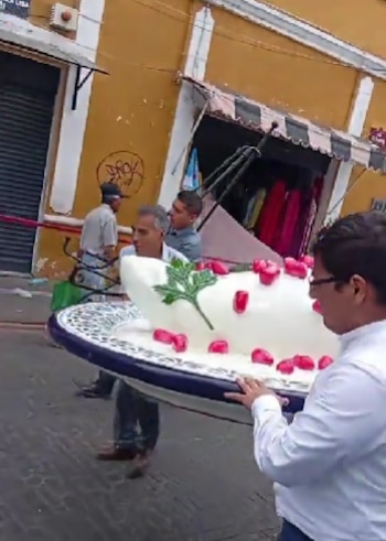 La aparición de una enorme figura inspirada en el tradicional platillo poblano generó bromas entre internautas justo al comenzar la temporada de fiestas patrias.