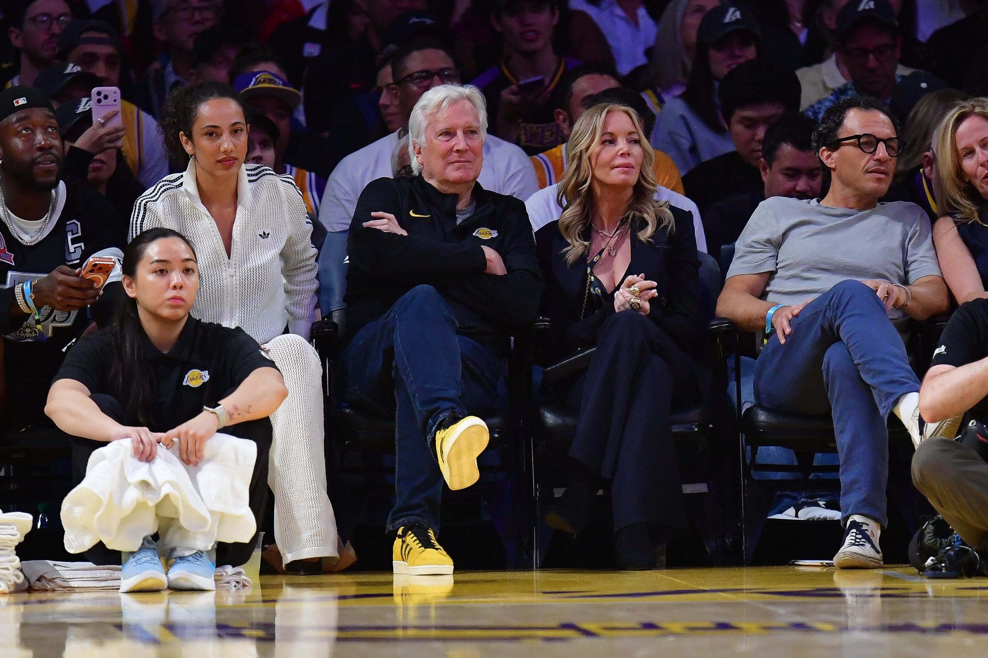 La operación de los Lakers aún debe ser revisada y Mark Walter conserva el control operativo junto al Buss Family Trust (Mandatory Credit: Gary A. Vasquez-Imagn Images)
