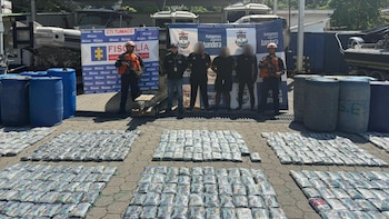 Armada de Colombia interceptó una embarcación con millonario cargamento de marihuana en el Pacífico sur: hay tres capturados