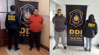 Dos hombres con el rostro pixelado posan custodiados por agentes de seguridad junto a pancartas de la Policía de la Provincia de Buenos Aires.